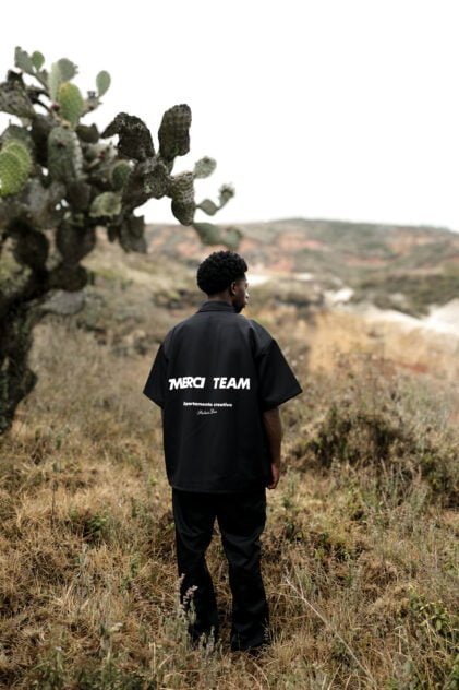 Camisa negra oversize Merci team