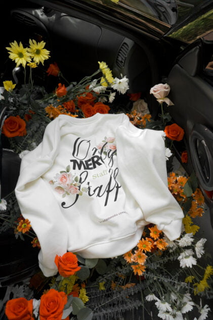 Hoodie blanco oversize rosas merci