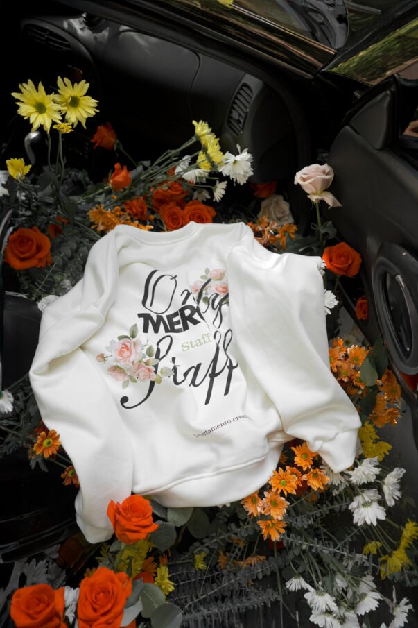 Hoodie blanco oversize rosas merci